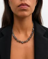 Collar de cuentas de ágata natural talladas en forma de corazón, con cierre metálico dorado.