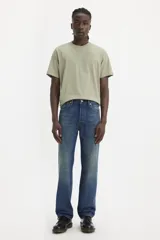 Pantalón de jean azul de corte recto, tiro medio y cierre con botones.