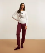 Conjunto de pijama largo compuesto por una blusa blanca de algodón de manga larga con estampa frontal de un gatito y la inscripción "Dedicated to all my fans", y un pantalón largo bordó de viscosa y elastano con cintura elástica y puños ajustados en los tobillos.