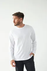 Remera de manga larga con cuello redondo y calce regular. Presenta un pequeño logo bordado en el pecho.