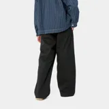 Pantalón negro de corte ancho, con bolsillos laterales y traseros.