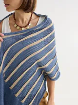 Chal de tejido de punto con diseño de rayas horizontales en tonos azul y beige, con textura calada y terminaciones suaves.
