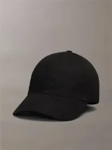 Gorra de béisbol negra con visera curva y logotipo de Calvin Klein bordado en el frente. Cuenta con cierre ajustable en la parte posterior.