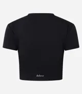 Remera deportiva tipo crop top de color negro, con cuello redondo y mangas cortas. Confeccionada en tejido de malla suave y elástico.