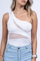 Body negro brillante de un hombro con recortes de tul en cintura y escote.