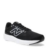 Championes de running New Balance modelo 413 V3, color negro con suela blanca. Presentan un diseño de malla transpirable sin costuras, con el logo 'N' característico en los laterales y cierre mediante cordones.