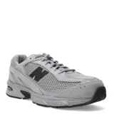 Championes urbanos New Balance modelo 509, color gris, con diseño robusto estilo dad shoe. Confeccionados con una combinación de malla transpirable y refuerzos sintéticos, cuentan con tecnología ABZORB en la mediasuela para una amortiguación superior y suela de goma resistente.