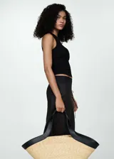 Top de punto de canalé con cuello redondo y tirantes anchos, de diseño entallado y corte al cuerpo.