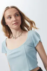 Top corto negro de escote cuadrado y manga corta con costuras tipo corsé.