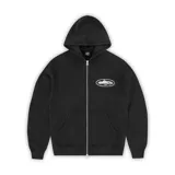 Campera negra con cierre frontal, capucha y estampado blanco en el pecho con el logo de la marca.