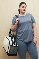 Remera violeta de manga corta con calce relajado y corte horizontal en la parte inferior que genera un sutil efecto evasé.