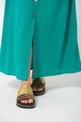 Sandalias con base negra, doble tira de animal print y tira superior dorada con textura de cocodrilo.