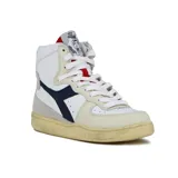 Championes de caña alta Diadora Heritage Mi, color blanco con detalles en azul marino, rojo y gris, con acabado envejecido y cordones blancos.