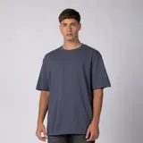 Remera básica de corte regular, color gris oscuro, con cuello redondo y diseño liso.