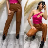 Pantalón de cuero sintético color marrón, de corte recto y tiro alto, con tajo en el ruedo.