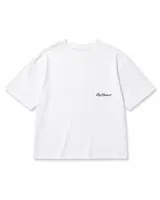 Remera de algodón color blanco, de corte holgado y diseño minimalista con logo bordado en tipografía cursiva en el pecho.