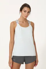 Musculosa deportiva dry color verde agua, con espalda de elásticos cruzados.
