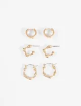 Set de tres pares de aros dorados con diferentes diseños: un par de argollas clásicas, un par de aros con forma orgánica irregular y un par de aros con forma orgánica irregular y pequeños cristales incrustados.