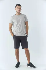 Bermuda tipo chino de gabardina texturizada, con diseño de cinco bolsillos, cierre de cremallera y botón frontal.