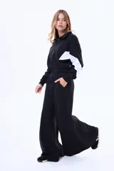 Pantalón de felpa estilo wideleg, de corte holgado y tiro alto, con cintura elástica.