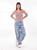 Musculosa negra de tejido acanalado, con escote en V y tirantes finos ribeteados en blanco y rojo.