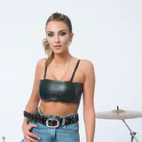 Top bandeau negro de cuero con tirantes finos.