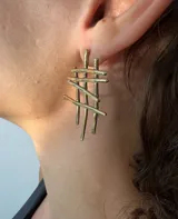 Aros colgantes de bronce con forma de entramado irregular.