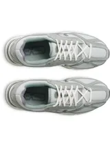 Championes Under Armour modelo Hovr Apparition, de diseño retro inspirado en el running. Presentan una combinación de malla transpirable y refuerzos de gamuza en color gris claro, con detalles en gris oscuro y blanco. Incorporan tecnología de amortiguación UA HOVR y suela de goma resistente.