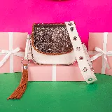 Morral de cuero vacuno color peltre, arena y óxido, con correa larga ajustable y removible, tapa superior con broche a presión y cierre superior. Interior forrado con bolsillo con cierre y bolsillo pequeño para el móvil.