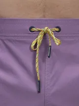 Short de baño color lila con cintura elástica y cordón ajustable.