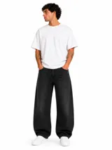 Jean estilo barrel de corte oversize en color negro, con diseño amplio y caída relajada hacia el calzado.