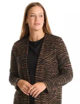 Cardigan abierto de tejido soft con estampado de cuadros en tonos azul y blanco. Presenta corte recto, mangas largas y dos bolsillos frontales aplicados.