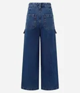 Pantalón de jean negro con corte recto, cintura alta, trabillas y bolsillos cargo laterales.