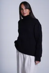 Sweater tejido color negro con cuello alto y diseño de ochos.