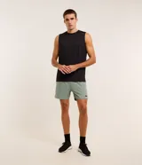Musculosa deportiva Get Over para hombre, de color negro con estampa heat print sutil y detalles de líneas reflectivas en los hombros. Confeccionada en tejido de malla de poliéster respirable con tecnología Dry, cuenta con cuello redondo y corte regular.