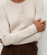 Cardigan de punto canelado color verde oliva, con cuello redondo, manga larga y cierre frontal abotonado.