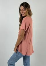 Blusa blanca de mangas cortas con escote en V.