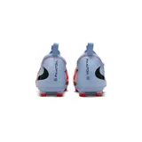 Championes de fútbol Nike Phantom 6 Low Academy, con diseño de corte bajo en color celeste y detalles en rojo y negro. Presentan una estructura texturizada para un mejor control del balón y suela con tapones para tracción en césped.