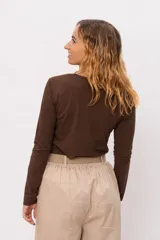 Pack de tres remeras de manga larga con cuello redondo, confeccionadas en algodón. El set incluye una remera blanca, una marrón chocolate y una negra.