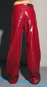 Pantalón de charol rojo de tiro medio alto, con botón metálico níquel, badana de RENÉE en cintura y bolsillos traseros.