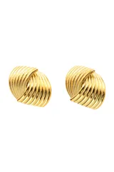 Aros dorados con diseño de líneas onduladas y forma ovalada.