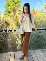 Botas cortas de cuero con efecto desgastado en color chocolate, con taco cuadrado y plataforma. Presentan cierre lateral y punta redondeada.