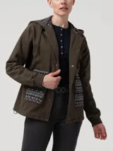 Buzo tipo campera de algodón orgánico color verde militar, con cierre frontal de botones a presión, capucha forrada con estampado étnico y bolsillos frontales con detalles de tejido aguayo multicolor.