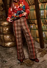 Pantalón de lana a cuadros con tiro medio, corte evasé y detalle de bordado a mano.