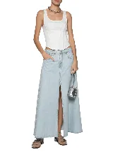 Remera blanca con breteles finos y diseño tipo corset con costuras verticales.