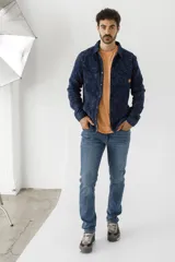 Sobrecamisa de polar con estampado abstracto en tonos azules, cierre frontal con botones a presión, bolsillos en el pecho y cuello clásico.