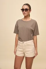 Short de jean tiro alto con bolsillos delanteros y traseros, y dobladillo en las piernas.