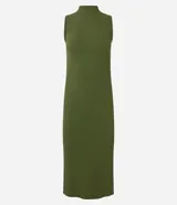 Vestido midi de malla rib color borgoña, con cuello alto y sin mangas.