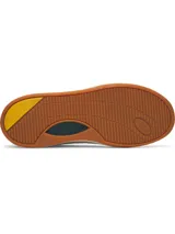Championes Under Armour modelo Flex, de diseño urbano en color blanco con detalles en verde oscuro y suela de goma color caramelo. Presentan empeine de cuero premium, entresuela de EVA para mayor amortiguación y panel acanalado en el talón.