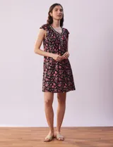 Camisón corto azul marino con estampado floral celeste, escote en V con puntilla blanca y botones.